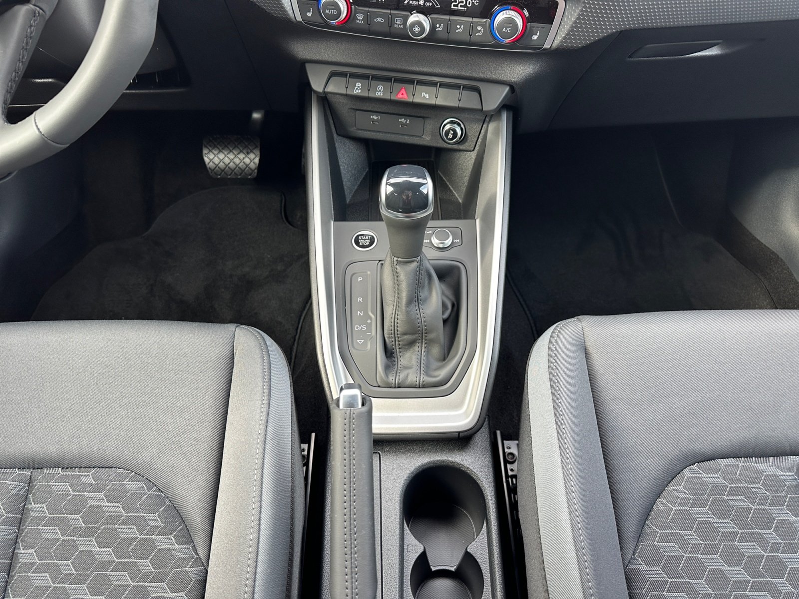 Foto 1 - A1 Sportback 30 TFSI S tronic S line Rückfahrk Sitzh LED Smartphone Interface, Chronosgrau